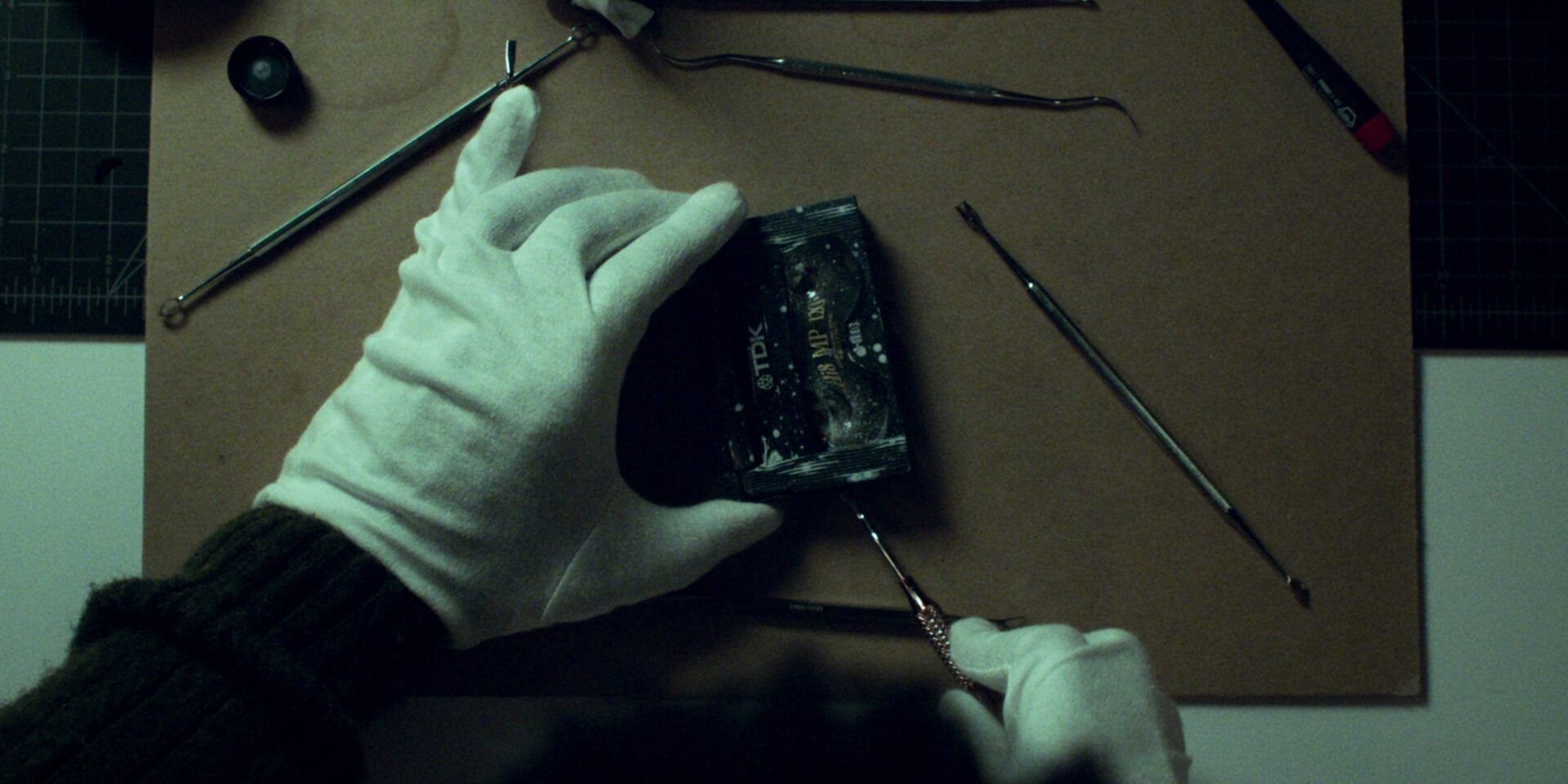 Podcast, nawiedzone taśmy i przebrzmiała melodia. Recenzja serialu „Archiwum 81”