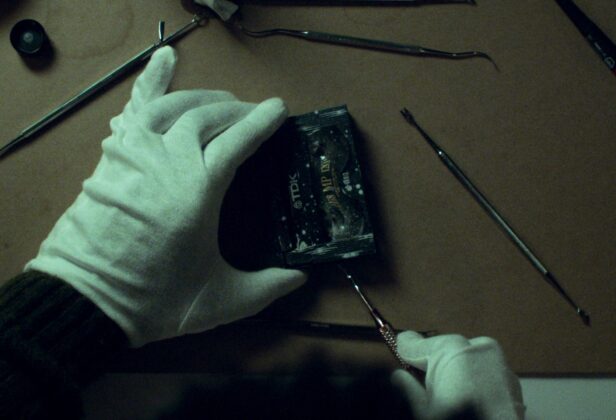 Podcast, nawiedzone taśmy i przebrzmiała melodia. Recenzja serialu „Archiwum 81”