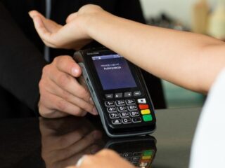 Płatności NFC w… dłoni – implant płatniczy w sprzedaży