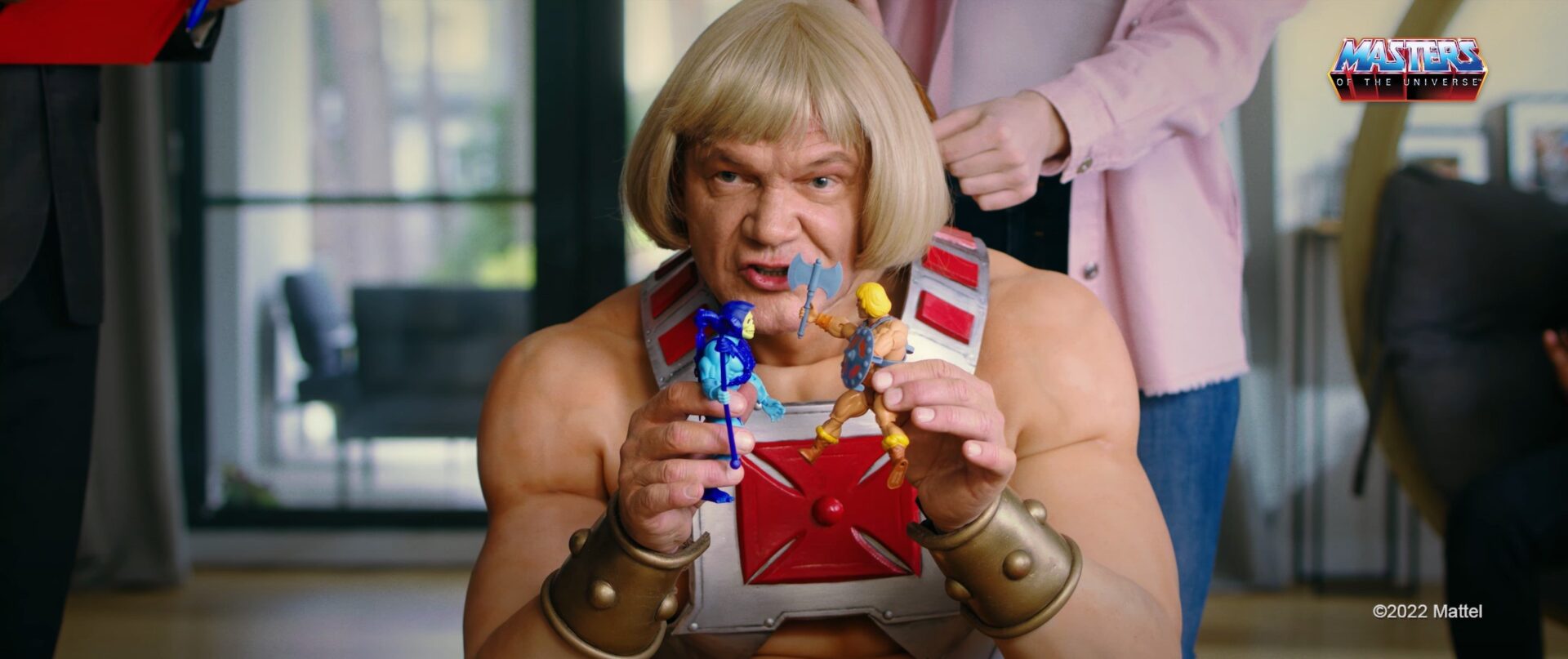 Cezary Pazura w roli He-Mana reklamuje figurki firmy Mattel