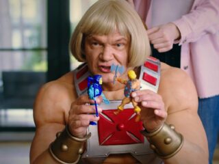 Cezary Pazura w roli He-Mana reklamuje figurki firmy Mattel