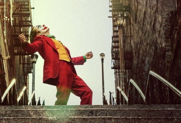 „Joker 2”: Lady Gaga jako Harley Quinn na&nbsp;pamiętnych schodach