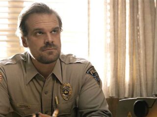 David Harbour ze „Stranger Things” był uzależniony od WoW-a, a uratowały go… Simsy