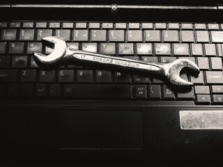 Zlecasz naprawę laptopa – zapomnij o prywatności