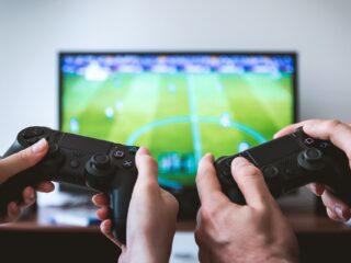 Branża w 2022: Prawie nie kupujemy gier w pudełkach, mobilki trzymają się mocno