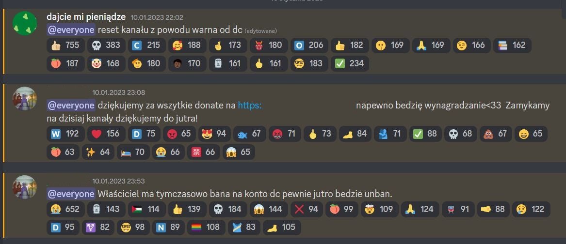 Screenshot z Archidiecezji Wrocławskiej Roblox, gdzie administrator prosi o pieniądze. Pod jego wiadomością znajduje się bardzo dużo reakcji-emotikonek.