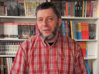 Jest legendą polskiego komiksu, był naczelnym „Kaczora Donalda”. Po 27 latach rezygnuje