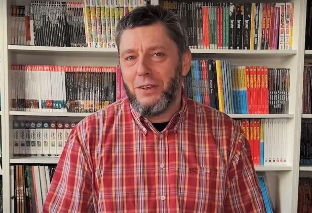 Jest legendą polskiego komiksu, był naczelnym „Kaczora Donalda”. Po 27 latach rezygnuje
