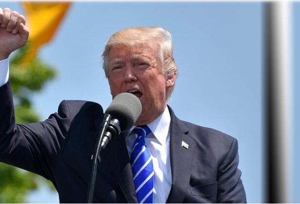 Trump wyciąga rękę po zagraniczne filmy. 100% cła na produkcje spoza USA