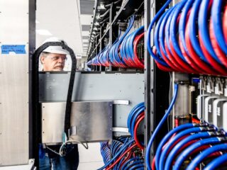 Ten komputer zajmuje dwa boiska do koszykówki. Będzie trenować AI