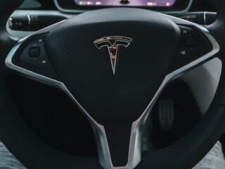 Tesla: 2 mln aut do serwisu – powodem autopilot