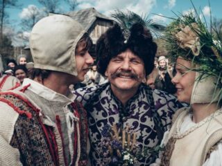 Recenzja serialu „1670”. Poznajcie najzabawniejszego polskiego Jana Pawła
