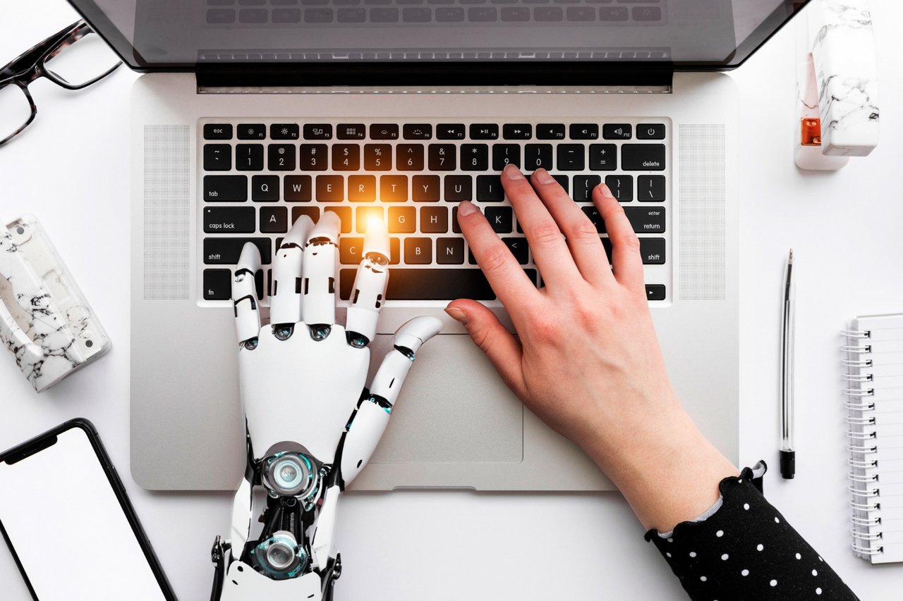 OpenAI wprowadziła możliwość tworzenia własnych wersji sztucznej inteligencji? Jak wykorzystać to rozwiązanie w swoim biznesie?