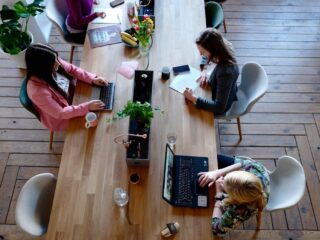 Konsultanci nie chcą wracać do biur. Wyniki badania Ework Group