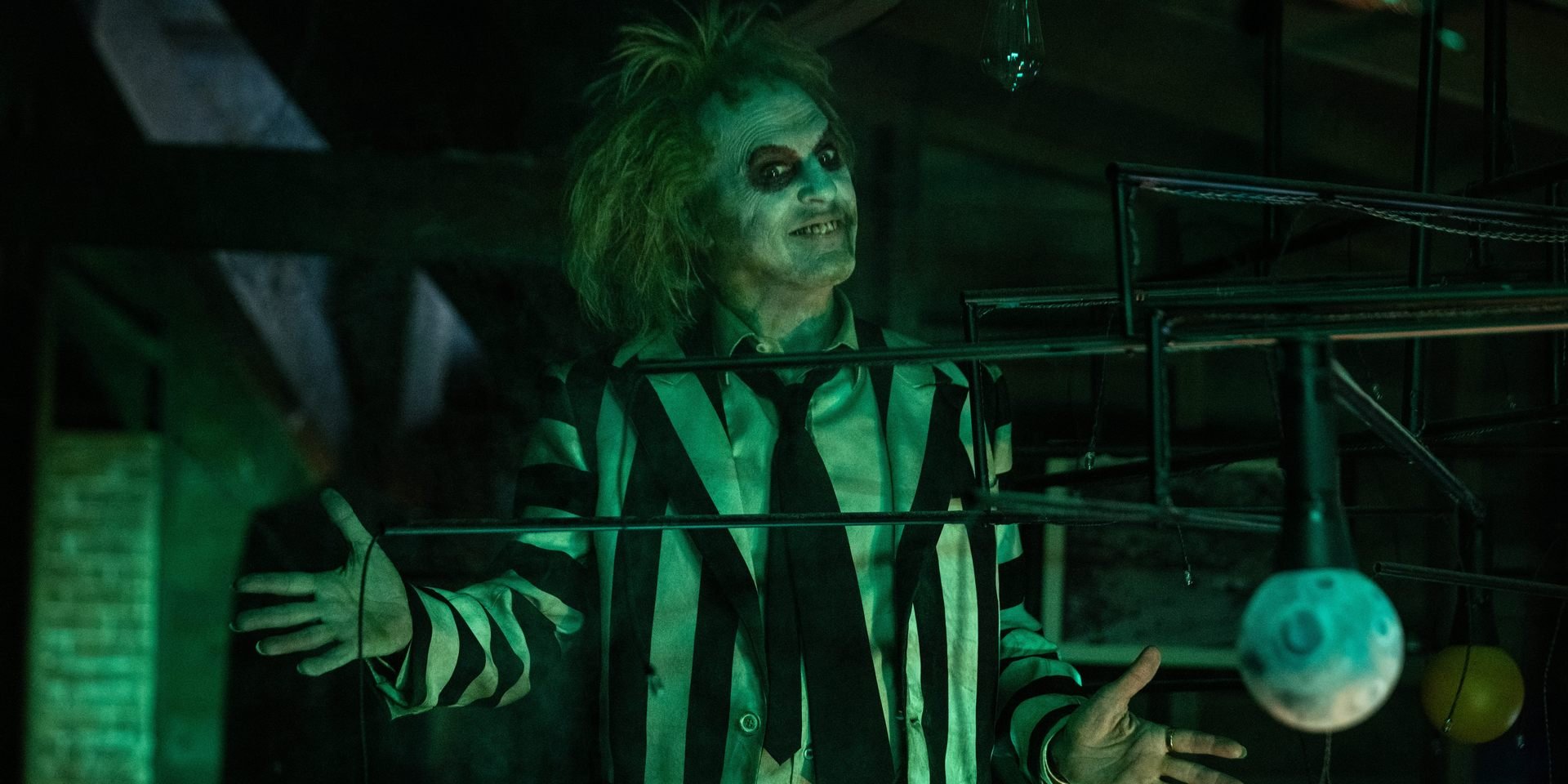 Tim Burton wraca cały na gotycko! Ponad 30 lat czekania na „Beetlejuice Beetlejuice” nie poszło na marne [RECENZJA]