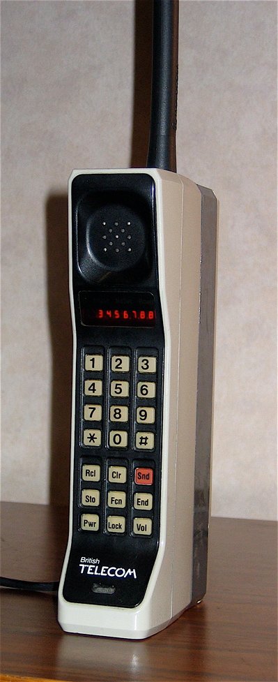 Pierwszy komercyjny telefon komórkowy DynaTAC8000X (© Redrum 0486 CC BY-SA 3.0)