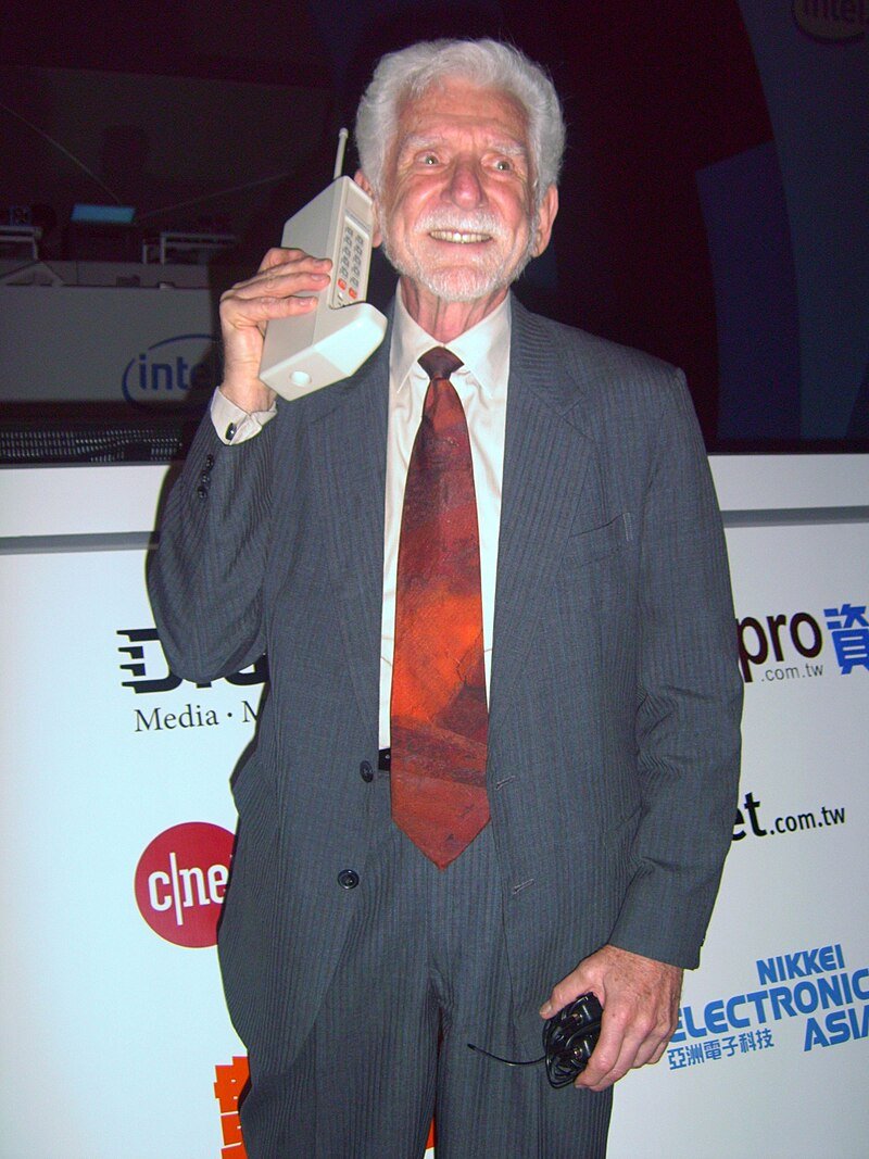 Martin Cooper wraz z prototypem komórki, rok 2007 (© Rico Shen, CC BY-SA 3.0)