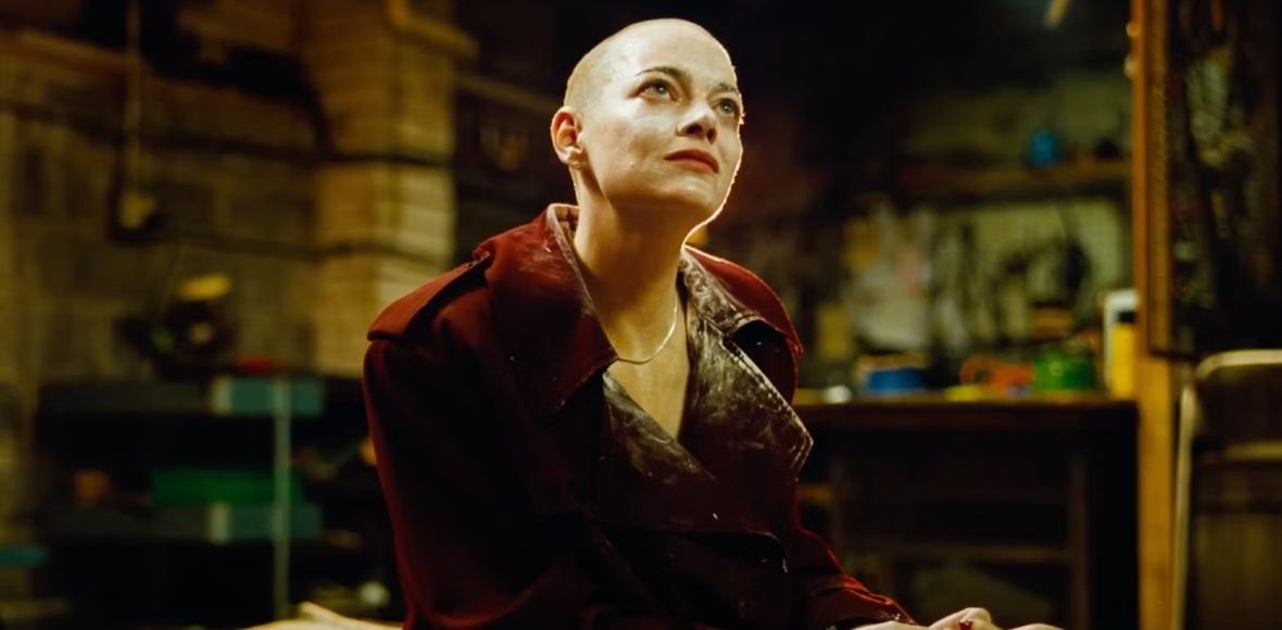 Nadciąga nowa produkcja twórcy „Biednych istot”. Zobaczcie ogoloną Emmę Stone na zwiastunie filmu „Bugonia”