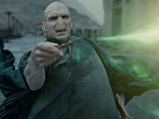 Gwiazda „Rodu smoka” jako Voldemort w serialowej wersji „Harry’ego Pottera”? Aktor odpowiada na plotki