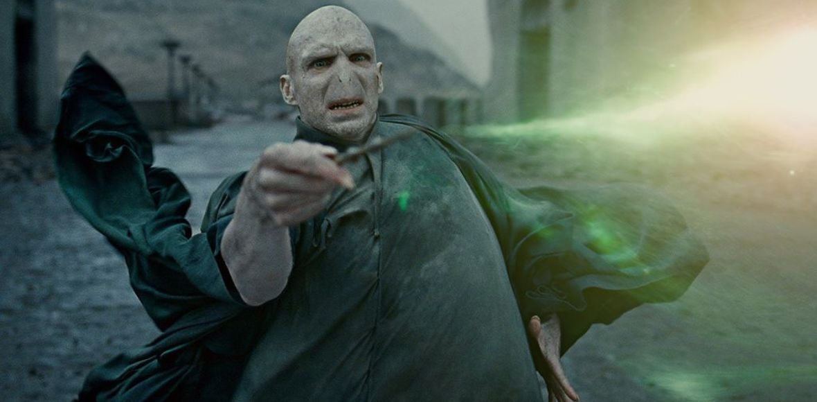 Gwiazda „Rodu smoka” jako Voldemort w serialowej wersji „Harry’ego Pottera”? Aktor odpowiada na plotki