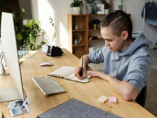 Pokój małego ucznia: jak dobrać dziecięce krzesło do biurka?