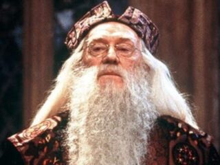 Tak będzie się prezentował Albus Dumbledore w serialu o Harrym Potterze. Zobaczcie zdjęcia z planu
