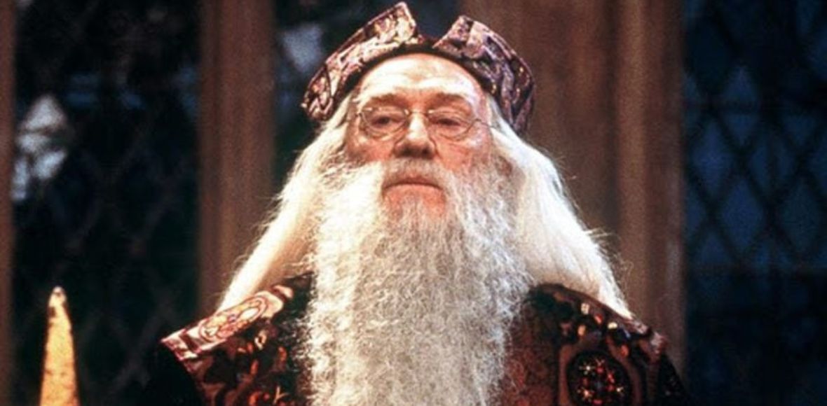 Tak będzie się prezentował Albus Dumbledore w serialu o Harrym Potterze. Zobaczcie zdjęcia z planu