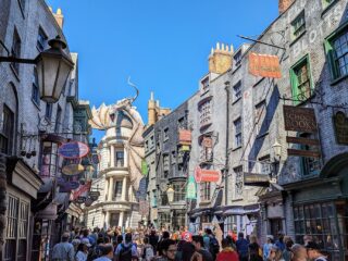 Nowe zdjęcia z planu serialu o Harrym Potterze. Tak będzie wyglądała ulica Pokątna