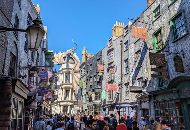 Nowe zdjęcia z planu serialu o Harrym Potterze. Tak będzie wyglądała ulica Pokątna