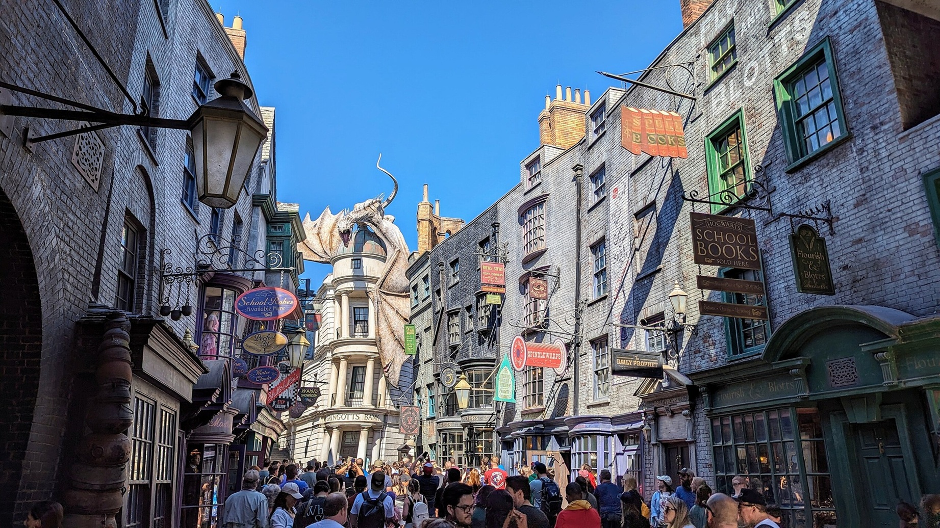 Nowe zdjęcia z planu serialu o Harrym Potterze. Tak będzie wyglądała ulica Pokątna