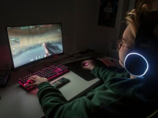 Przegrałeś z bossem, czy z własnym kręgosłupem? Jak nie zamienić się w questa pobocznego pt. „Znajdź fizjoterapeutę”