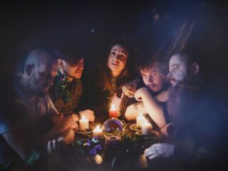 „To hołd dla odważnych wrażliwców”. Posłuchaj debiutanckiego singla zespołu Źrenice