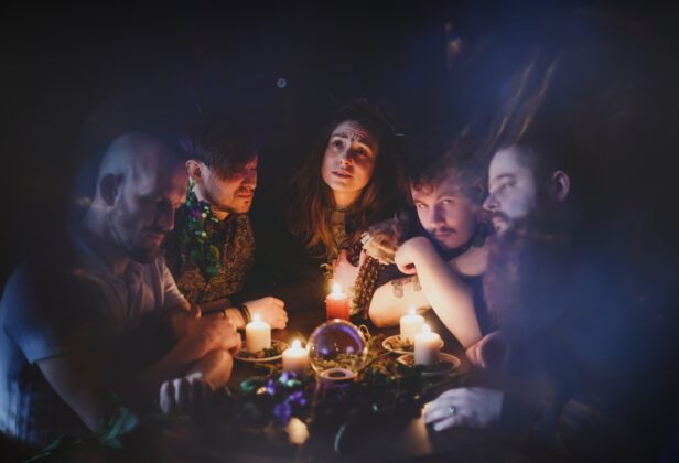 „To hołd dla odważnych wrażliwców”. Posłuchaj debiutanckiego singla zespołu Źrenice