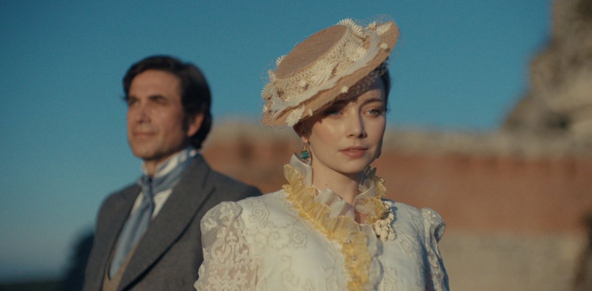 Filmowa „Lalka” ma datę premiery. Kamila Urzędowska i Marcin Dorociński na nowych zdjęciach z planu