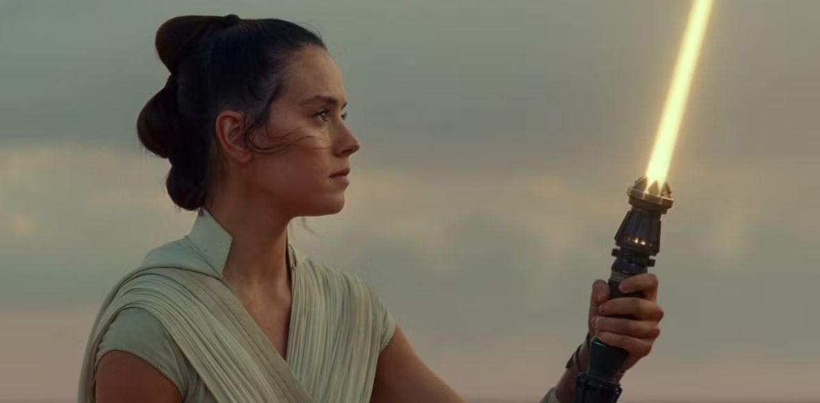 Rian Johnson uważa, że&nbsp;„Gwiezdne wojny” potrzebują wstrząsu. Reżyser wciąż broni decyzji, które podjął przy „Ostatnim Jedi”