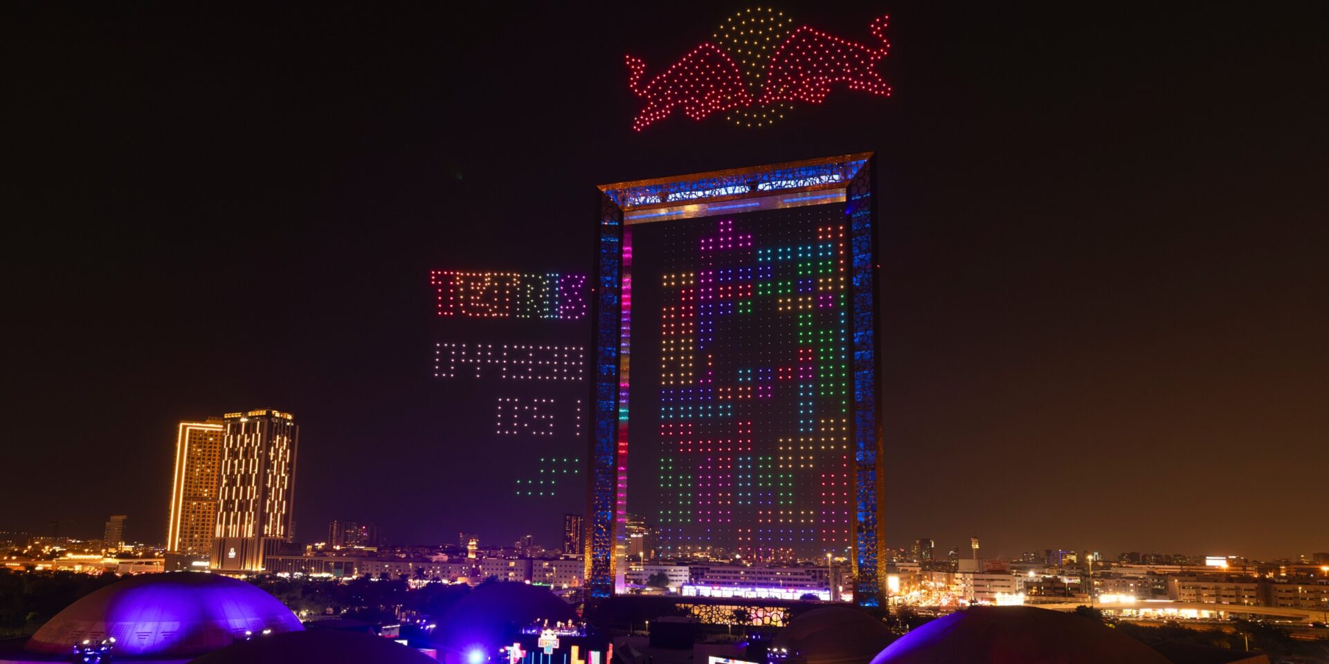 Red Bull zorganizował największego na&nbsp;świecie Tetrisa! Absolutnie szalona rozgrywka wykorzystała ponad 2000 dronów