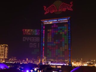 Red Bull zorganizował największego na&nbsp;świecie Tetrisa! Absolutnie szalona rozgrywka wykorzystała ponad 2000 dronów