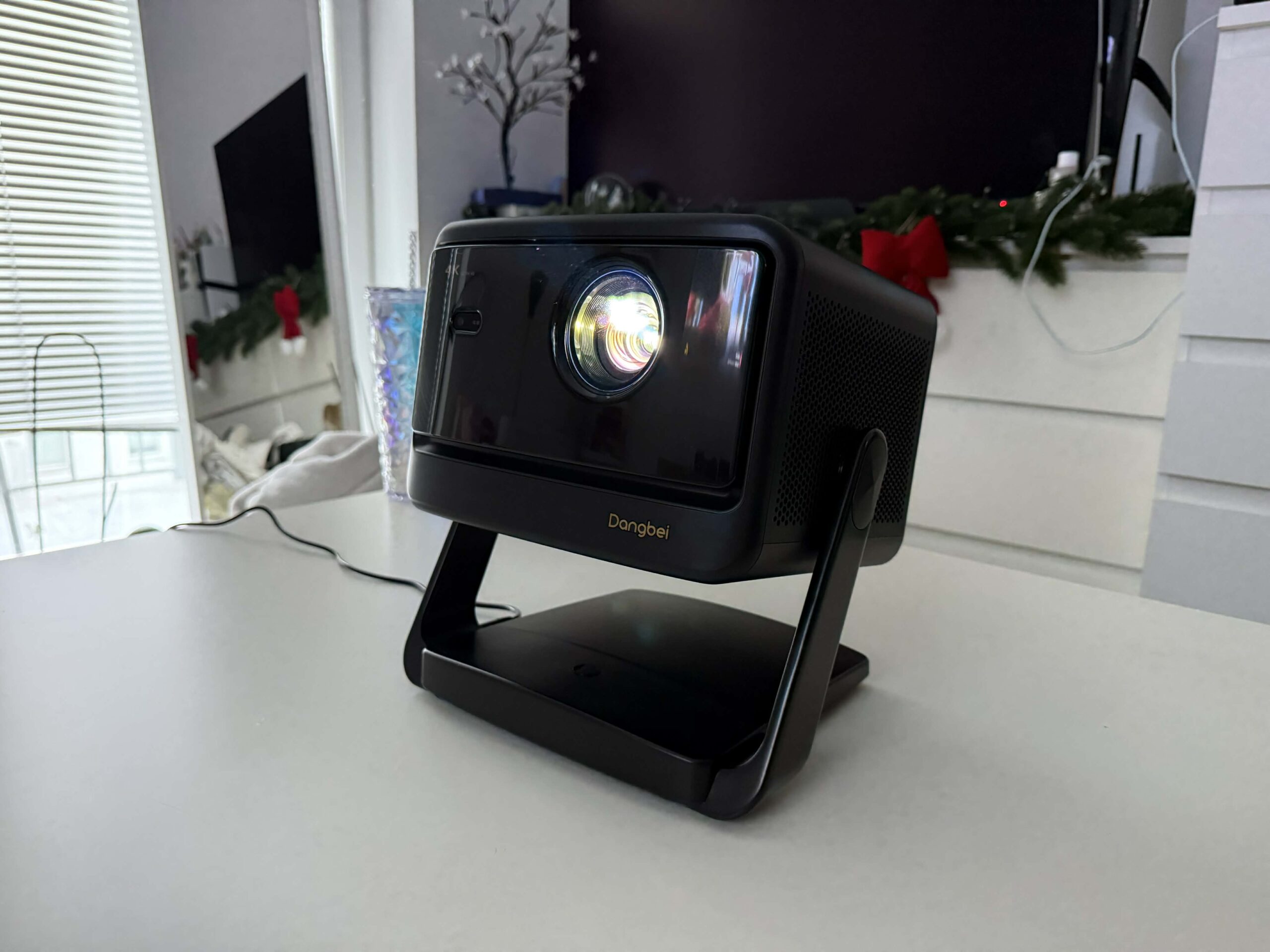 Ten projektor sprawił, że&nbsp;znowu zacząłem oglądać filmy. Recenzja Dangbei DBOX02 4K