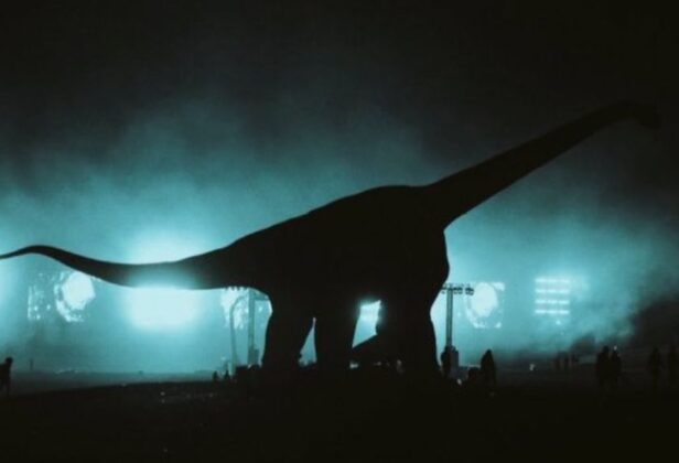 Anne Hathaway i&nbsp;Ewan McGregor kontra dinozaury. Tajemniczy film „Flowervale Street” już w&nbsp;tym roku wejdzie do&nbsp;kin