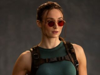 Powrót do&nbsp;korzeni? Sophie Turner jako Lara Croft na&nbsp;pierwszym zdjęciu z&nbsp;serialowej adaptacji Tomb Raidera