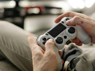 Twórcy gier wolą Switcha 2 od&nbsp;Xboksa i&nbsp;nie&nbsp;chcą korzystać z&nbsp;AI. Ankieta State of Industry 2025 pozwala rzucić okiem na&nbsp;przyszłość branży