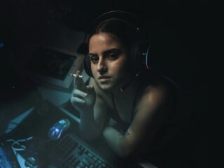 Nadmierne granie prowadzi do&nbsp;otyłości i&nbsp;zaburzeń snu. Najnowsze badania nie&nbsp;pozostawiają złudzeń