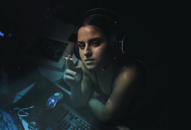 Nadmierne granie prowadzi do&nbsp;otyłości i&nbsp;zaburzeń snu. Najnowsze badania nie&nbsp;pozostawiają złudzeń