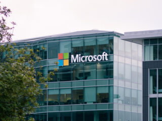 Inwestycje w&nbsp;AI doprowadzą do&nbsp;kolejnych zwolnień? Microsoft podobno szykuje ogromną redukcję etatów