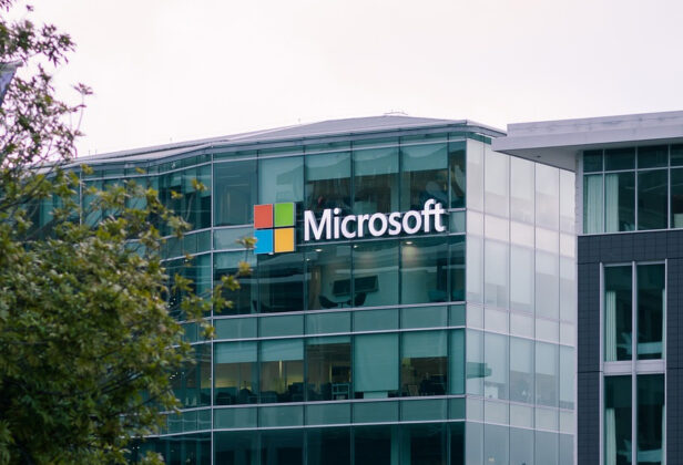 Inwestycje w&nbsp;AI doprowadzą do&nbsp;kolejnych zwolnień? Microsoft podobno szykuje ogromną redukcję etatów