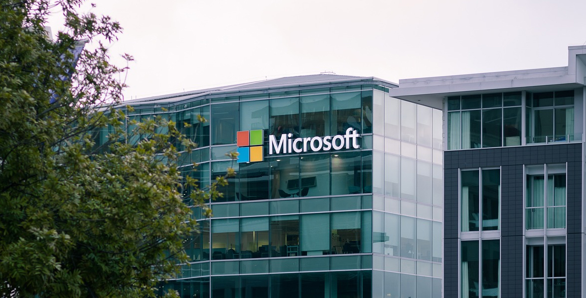 Inwestycje w&nbsp;AI doprowadzą do&nbsp;kolejnych zwolnień? Microsoft podobno szykuje ogromną redukcję etatów