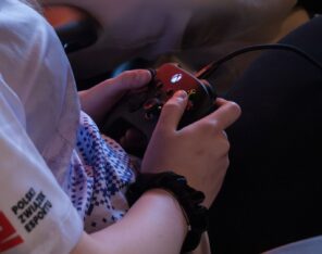 Cyber Aktywni to&nbsp;jedyny projekt w&nbsp;Europie, który&nbsp;pomaga w&nbsp;taki sposób nieletnim z&nbsp;zakładów poprawczych [RELACJA + WYWIAD]