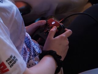 Cyber Aktywni to&nbsp;jedyny projekt w&nbsp;Europie, który&nbsp;pomaga w&nbsp;taki sposób nieletnim z&nbsp;zakładów poprawczych [RELACJA + WYWIAD]