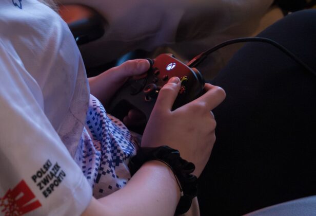 Cyber Aktywni to&nbsp;jedyny projekt w&nbsp;Europie, który&nbsp;pomaga w&nbsp;taki sposób nieletnim z&nbsp;zakładów poprawczych [RELACJA + WYWIAD]