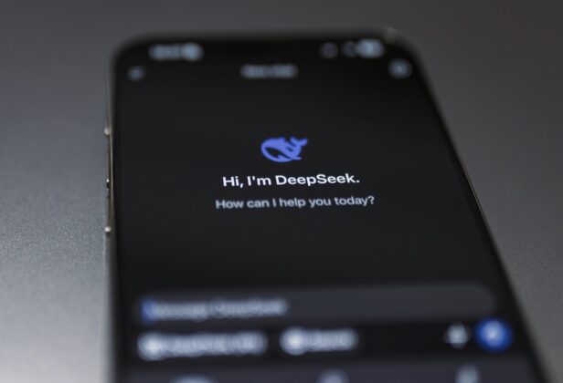 Co&nbsp;trzeci badany nie&nbsp;chce korzystać z&nbsp;AI. Nowy raport przekonuje, ilu z&nbsp;nas pozostaje nieufnych wobec sztucznej inteligencji